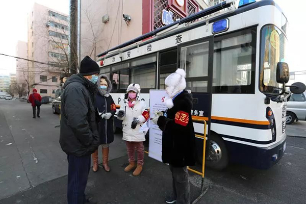 黑龍江齊齊哈爾：小區(qū)門前來了輛治安警務(wù)車，接下來，暖了！(圖1)