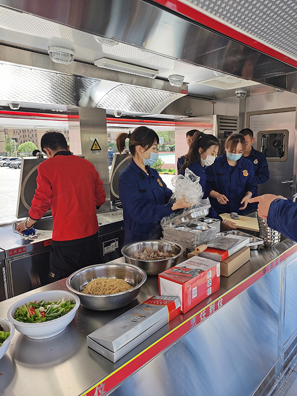 甘肅張掖：飲食保障車正式“入伍” 戰(zhàn)勤保障新裝備催生戰(zhàn)斗力(圖3)