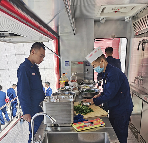 甘肅張掖：飲食保障車正式“入伍” 戰(zhàn)勤保障新裝備催生戰(zhàn)斗力(圖4)