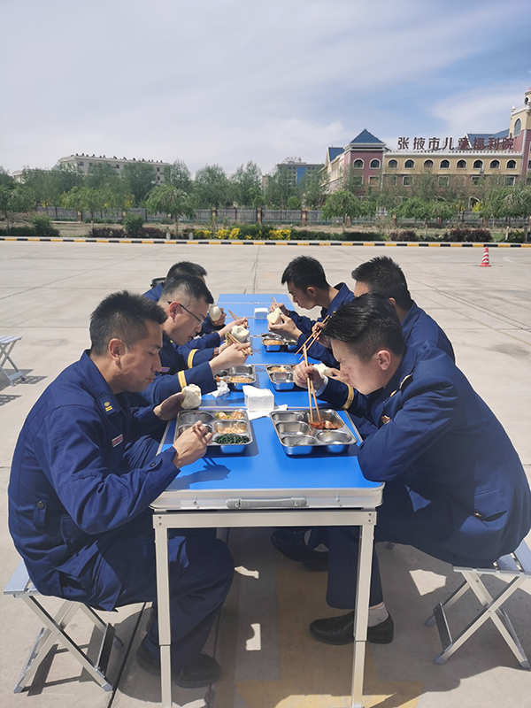 甘肅張掖：飲食保障車正式“入伍” 戰(zhàn)勤保障新裝備催生戰(zhàn)斗力(圖10)