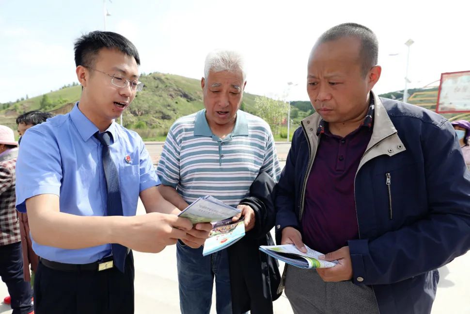 阿爾山市檢察院啟動“民有所呼、我有所應(yīng)——群眾信訪件件有回復(fù)”檢察宣傳(圖6)