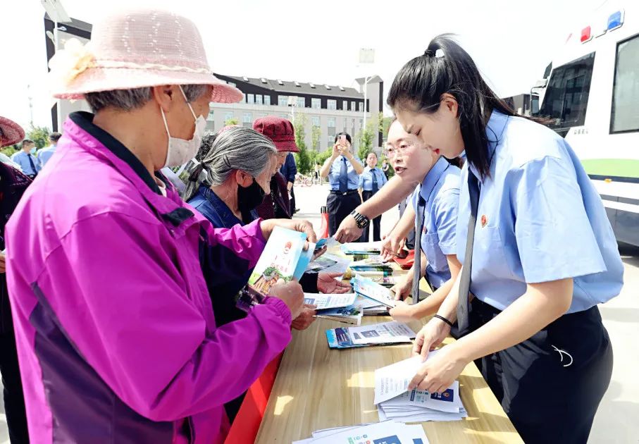 阿爾山市檢察院啟動“民有所呼、我有所應(yīng)——群眾信訪件件有回復(fù)”檢察宣傳(圖4)