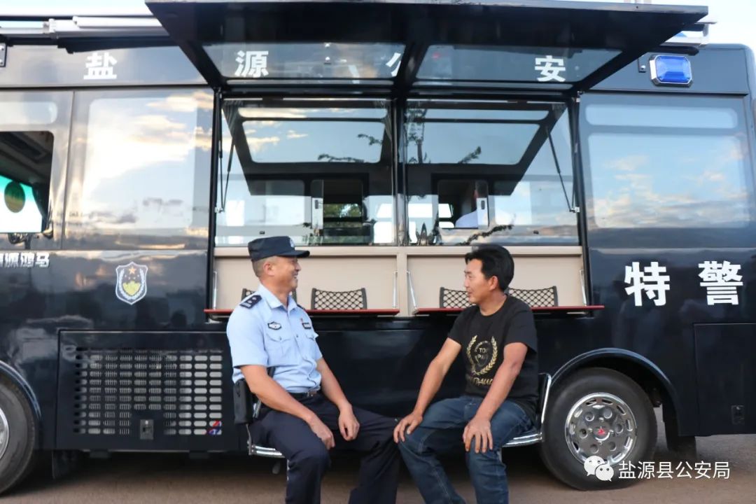 “移動警務(wù)室”亮相街頭 打造平安和諧鹽源(圖5)