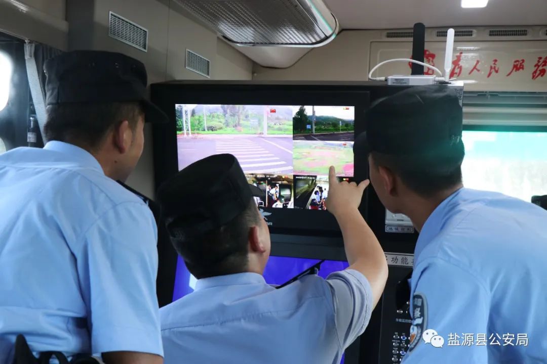 “移動警務(wù)室”亮相街頭 打造平安和諧鹽源(圖6)