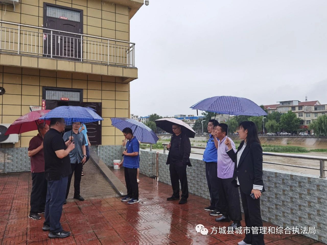 方城縣城市管理局 切實做好城區(qū)防汛工作 保障市民財產(chǎn)安全(圖1)