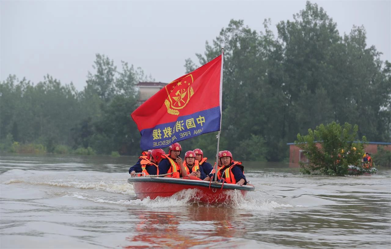 李文江政委到信陽固始指揮抗洪搶險救災(zāi) 并深入一線看望慰問參戰(zhàn)指戰(zhàn)員(圖6)