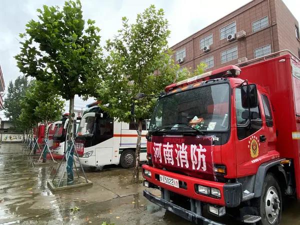 安徽潁上縣水閘被堵洪水下泄 河南消防大雨中轉戰(zhàn)馳援(圖3)