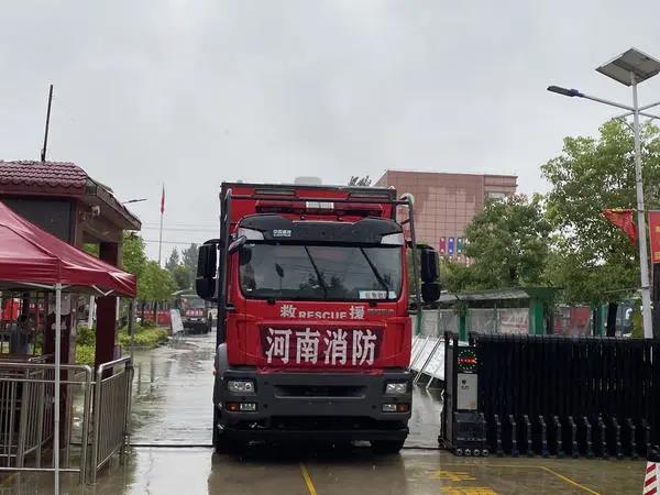 安徽潁上縣水閘被堵洪水下泄 河南消防大雨中轉戰(zhàn)馳援(圖2)