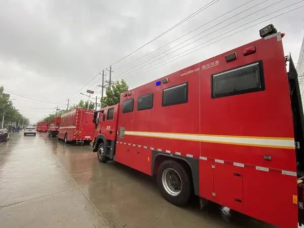 安徽潁上縣水閘被堵洪水下泄 河南消防大雨中轉戰(zhàn)馳援(圖4)