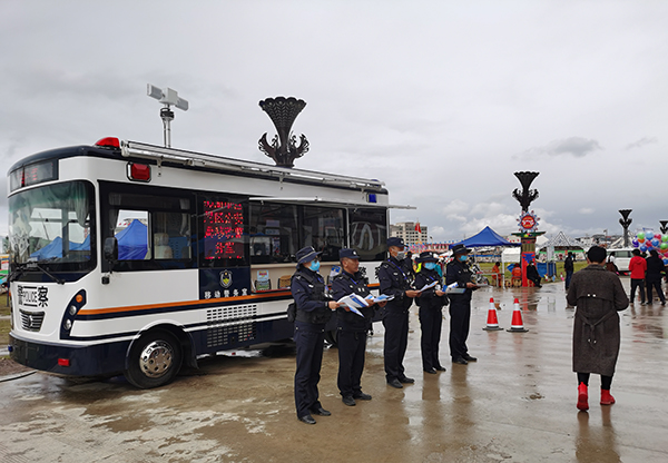 西藏那曲羌塘賽馬藝術(shù)節(jié)開幕    “公安鐵軍+移動(dòng)警務(wù)室”筑牢安全屏障(圖3)