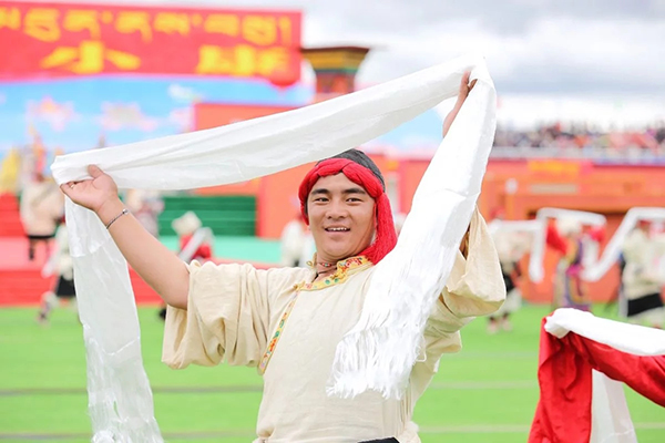 西藏那曲羌塘賽馬藝術(shù)節(jié)開幕    “公安鐵軍+移動(dòng)警務(wù)室”筑牢安全屏障(圖6)