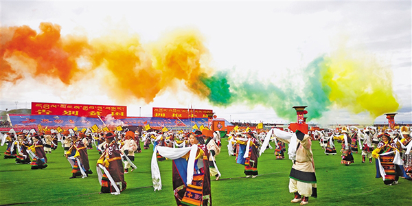 西藏那曲羌塘賽馬藝術(shù)節(jié)開幕    “公安鐵軍+移動(dòng)警務(wù)室”筑牢安全屏障(圖1)