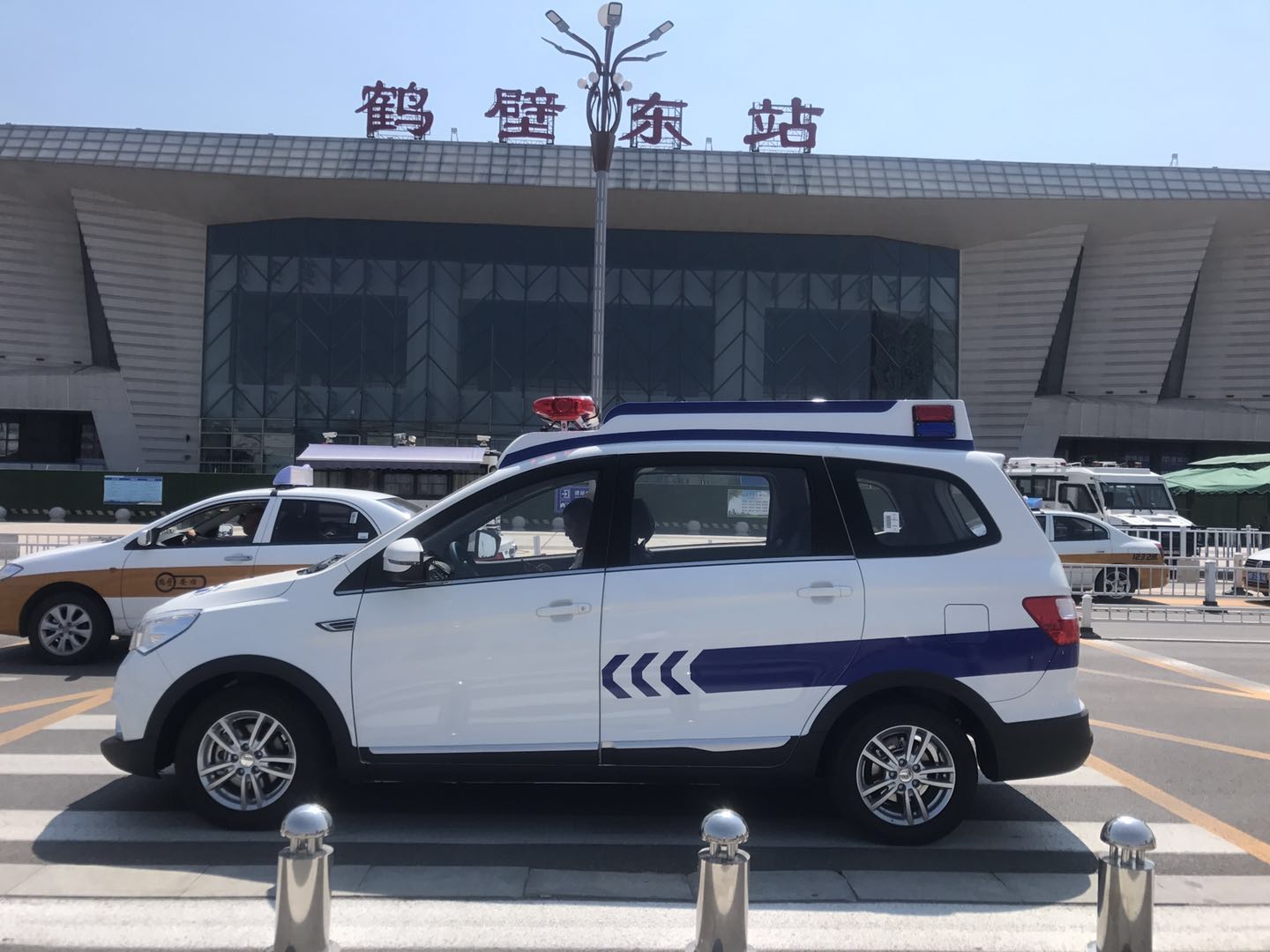 城市管理“神器”——鶴壁市電動執(zhí)法車上崗執(zhí)勤(圖1)