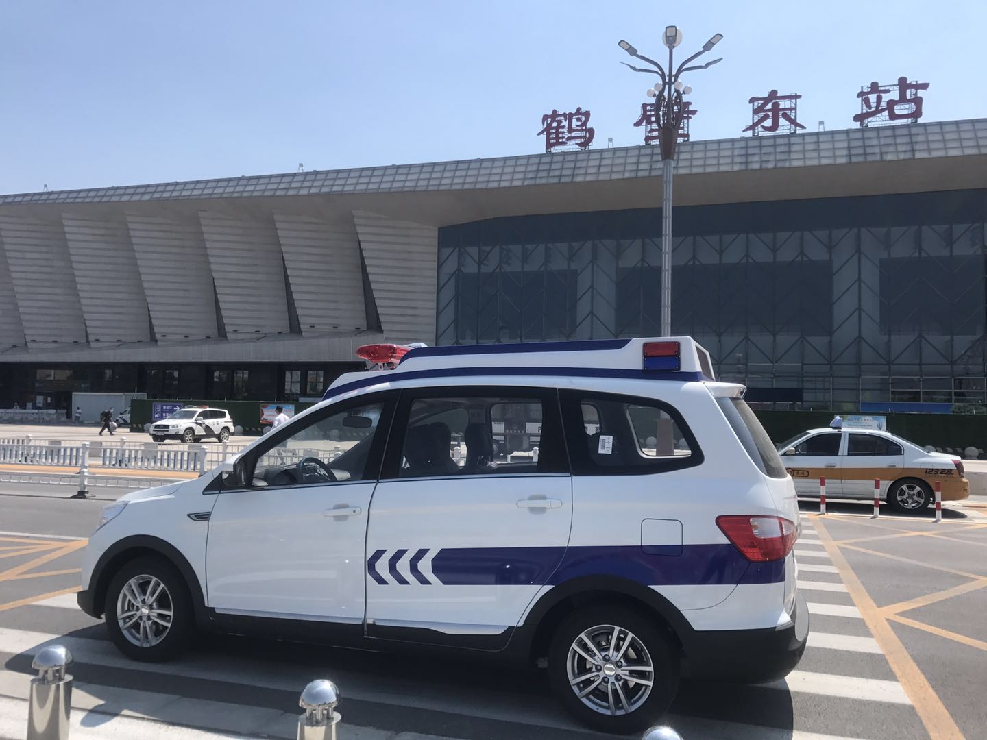 城市管理“神器”——鶴壁市電動執(zhí)法車上崗執(zhí)勤(圖2)