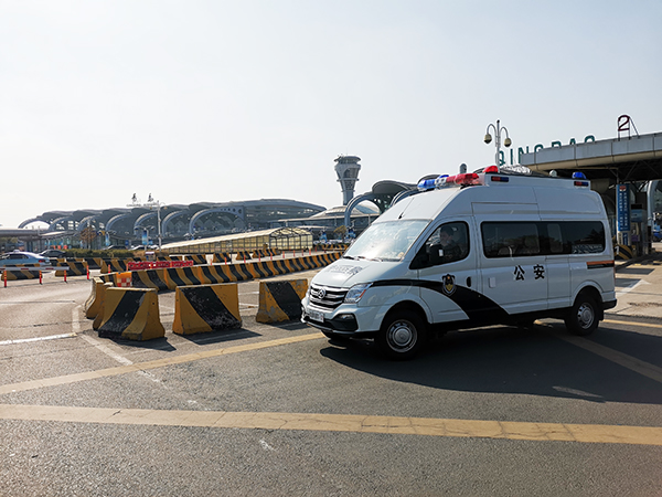 山東通信指揮車上崗執(zhí)勤(圖1)