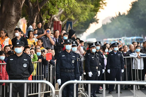 最早“開跑”，最晚收兵，他們沒有比賽成績，卻成為美麗“警”色(圖11)