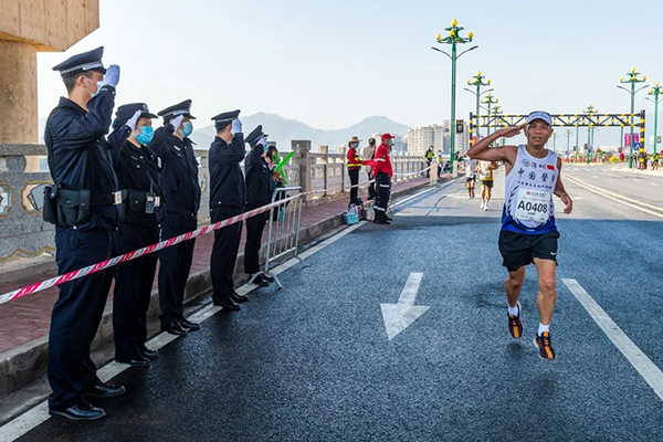 最早“開跑”，最晚收兵，他們沒有比賽成績，卻成為美麗“警”色(圖18)