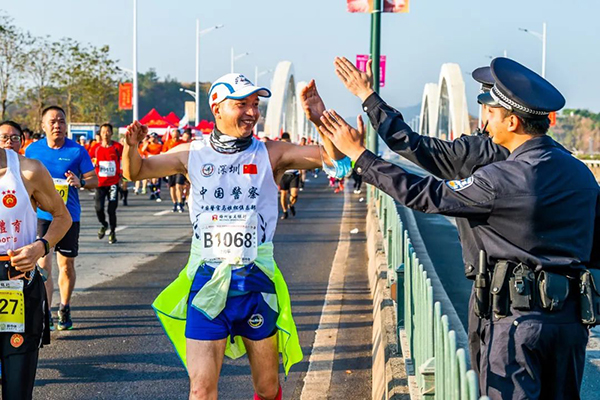 最早“開跑”，最晚收兵，他們沒有比賽成績，卻成為美麗“警”色(圖17)