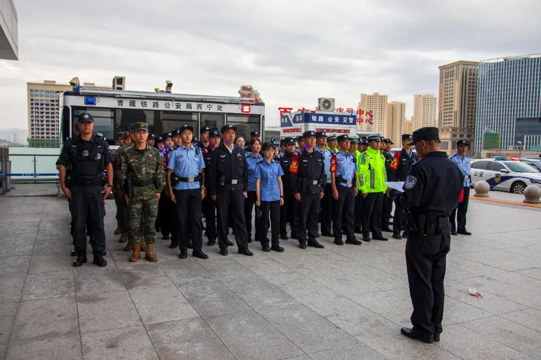 移動警務(wù)室“站崗執(zhí)勤”助力西寧鐵路公安處開展夏夜治安巡查宣防集中統(tǒng)一行動(圖3)