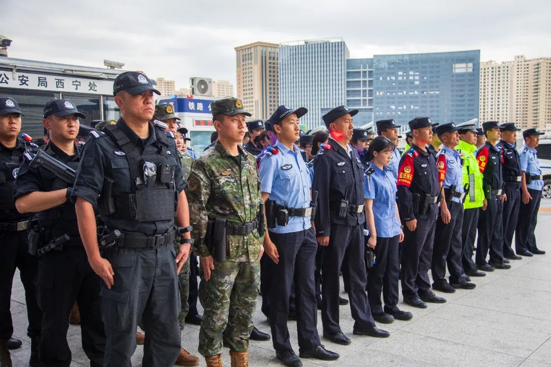 移動警務(wù)室“站崗執(zhí)勤”助力西寧鐵路公安處開展夏夜治安巡查宣防集中統(tǒng)一行動(圖2)