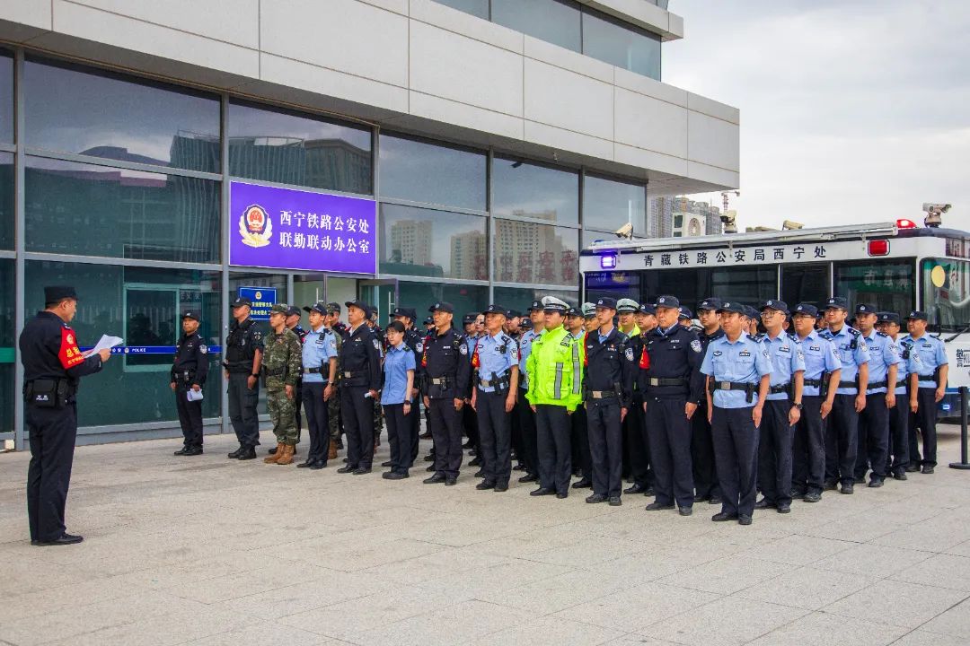 移動警務(wù)室“站崗執(zhí)勤”助力西寧鐵路公安處開展夏夜治安巡查宣防集中統(tǒng)一行動(圖6)