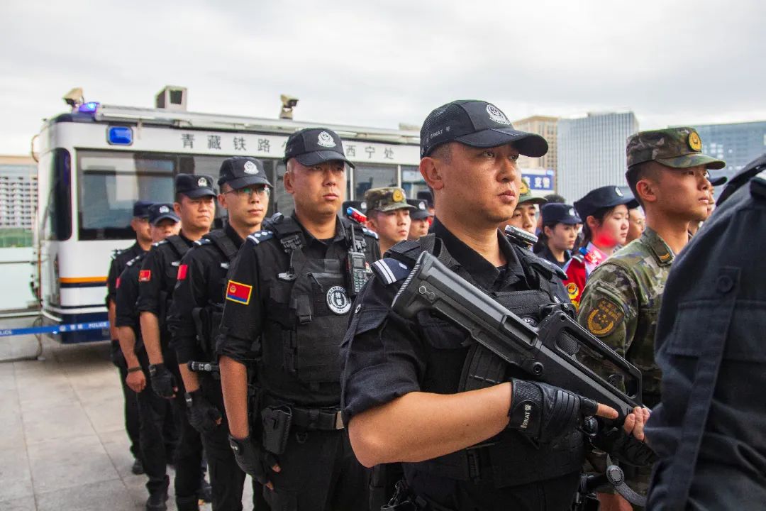 移動警務(wù)室“站崗執(zhí)勤”助力西寧鐵路公安處開展夏夜治安巡查宣防集中統(tǒng)一行動(圖5)