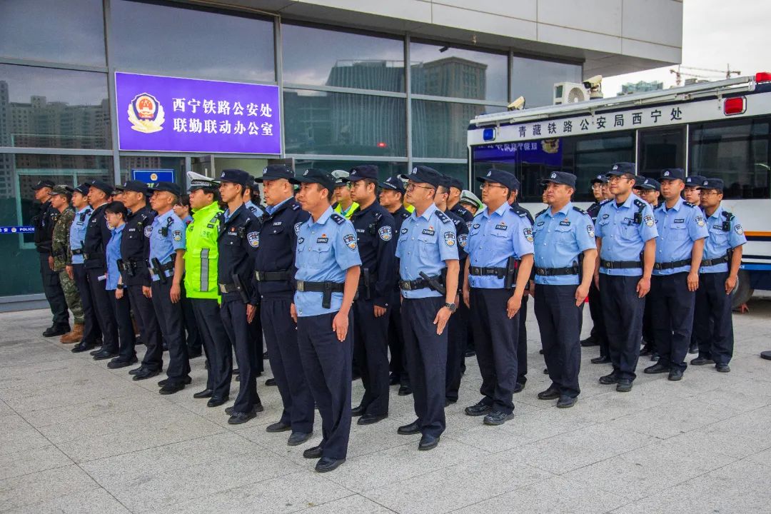 移動警務(wù)室“站崗執(zhí)勤”助力西寧鐵路公安處開展夏夜治安巡查宣防集中統(tǒng)一行動(圖4)