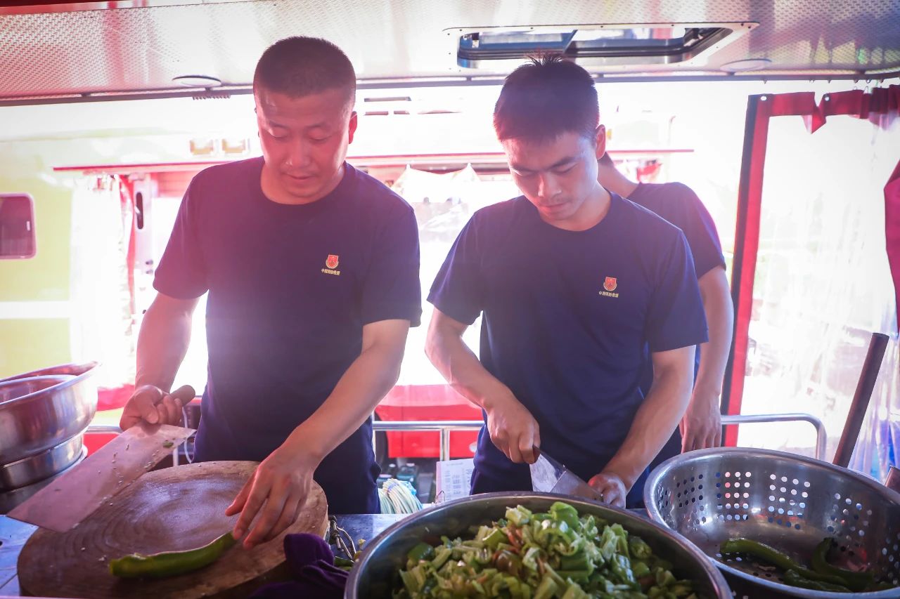 森源鴻馬飲食保障車讓“廚”類拔萃吃出戰(zhàn)斗力(圖4)