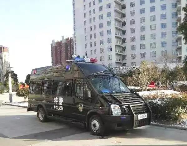 安徽壽縣警力輸送車上崗(圖1)