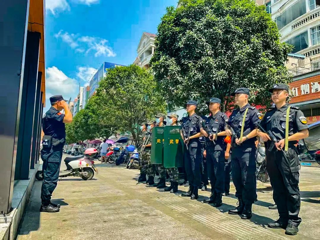 軍警聯(lián)勤武裝巡邏 為建黨100周年保駕護(hù)航(圖1)