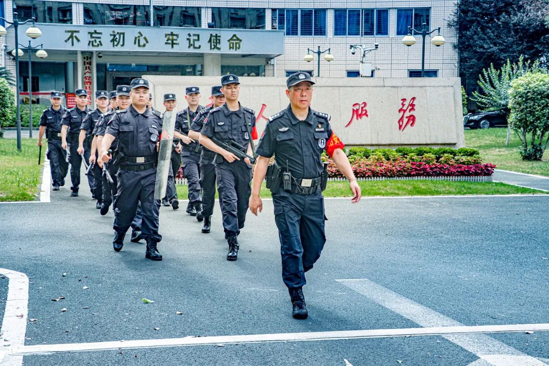 軍警聯(lián)勤武裝巡邏 為建黨100周年保駕護(hù)航(圖5)