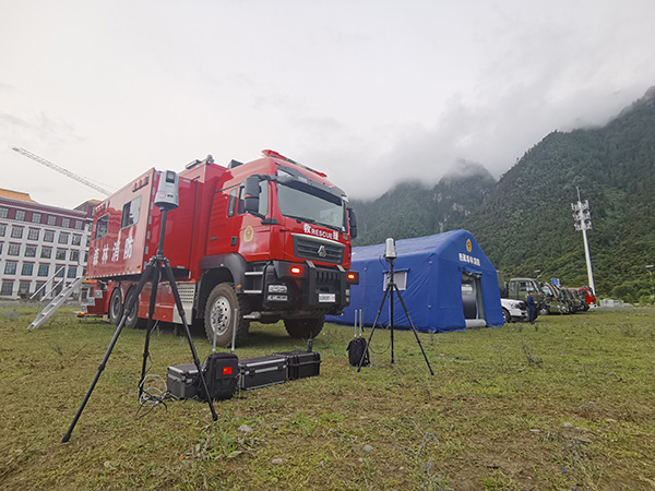 國內(nèi)首臺國六6×6底盤消防衛(wèi)星通信指揮車配發(fā)西藏森林消防救援總隊(duì)(圖1)