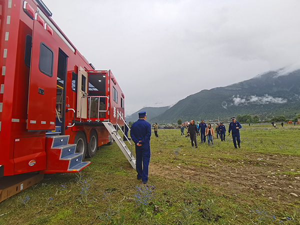 國內(nèi)首臺國六6×6底盤消防衛(wèi)星通信指揮車配發(fā)西藏森林消防救援總隊(duì)(圖3)