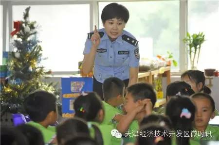 移動(dòng)警務(wù)室駛?cè)胗變簣@，小朋友首次近距離接觸警用裝備，民警編演情景劇教給(圖3)