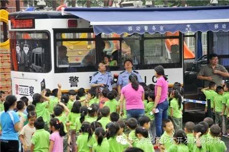 移動(dòng)警務(wù)室駛?cè)胗變簣@，小朋友首次近距離接觸警用裝備，民警編演情景劇教給(圖1)