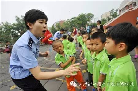 移動(dòng)警務(wù)室駛?cè)胗變簣@，小朋友首次近距離接觸警用裝備，民警編演情景劇教給(圖4)