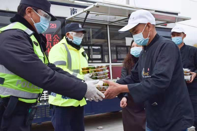 【戰(zhàn)疫情】一碗飯、一束花，一絲情……(圖2)