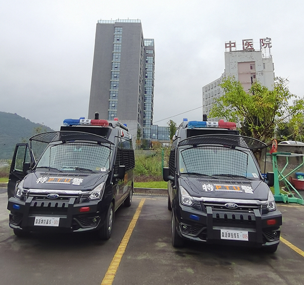 機(jī)動(dòng)防控、以快制快||四川蒼溪縣防暴巡邏車上崗(圖2)