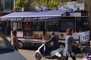 饒城街頭增設(shè)了一道靚麗“警色”||“移動警務(wù)室”亮相上饒縣街頭(圖1)