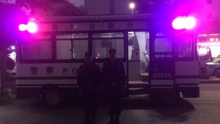 饒城街頭增設(shè)了一道靚麗“警色”||“移動警務(wù)室”亮相上饒縣街頭(圖4)