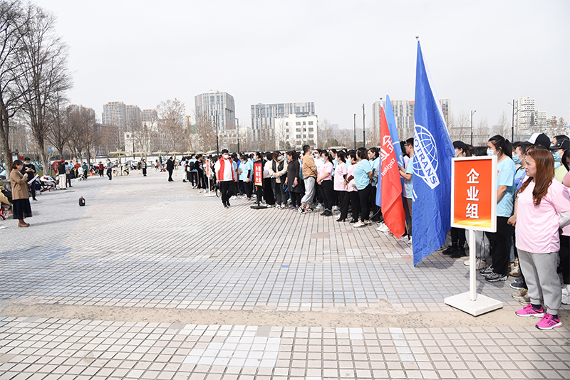 繩彩飛揚 跳動健康——森源鴻馬參加經(jīng)開區(qū)慶“三八”女職工跳繩比賽(圖1)