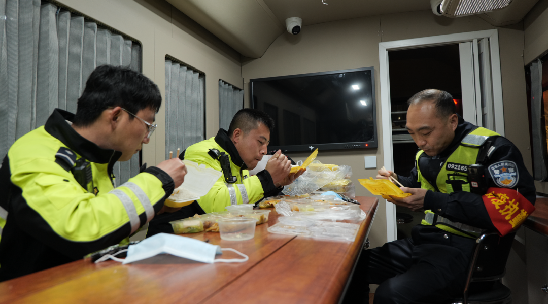 鹽都公安：黨旗飄揚在戰(zhàn)疫一線最前沿(圖4)