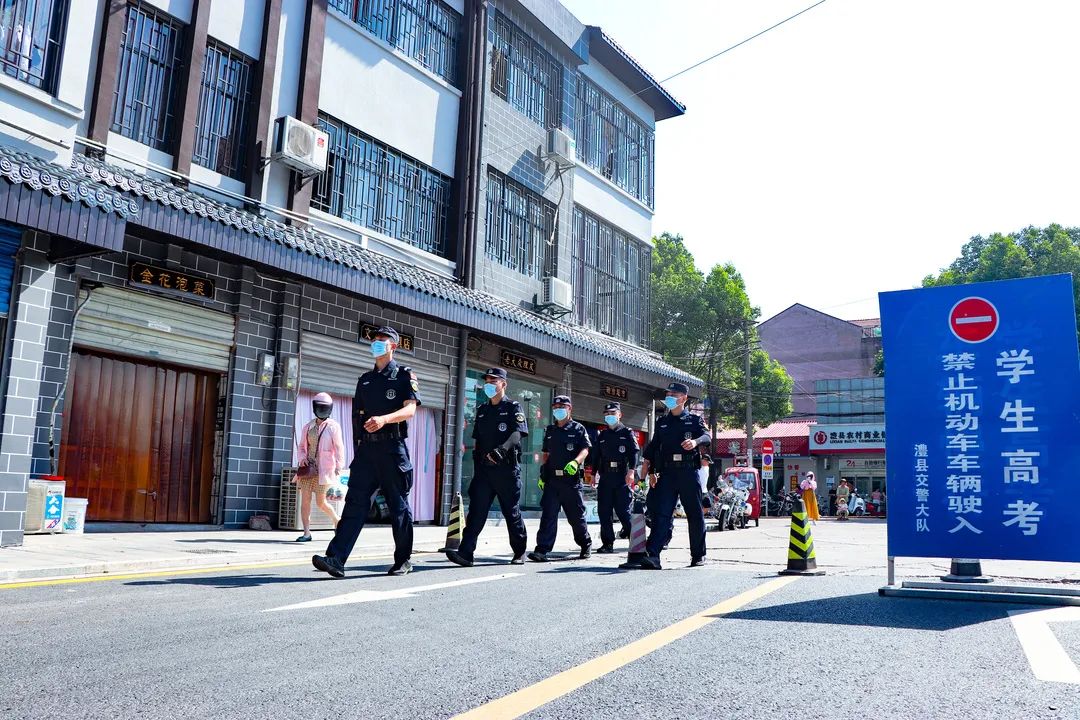 高考首日！警察蜀黍?yàn)椤板ⅰ弊o(hù)航！(圖4)