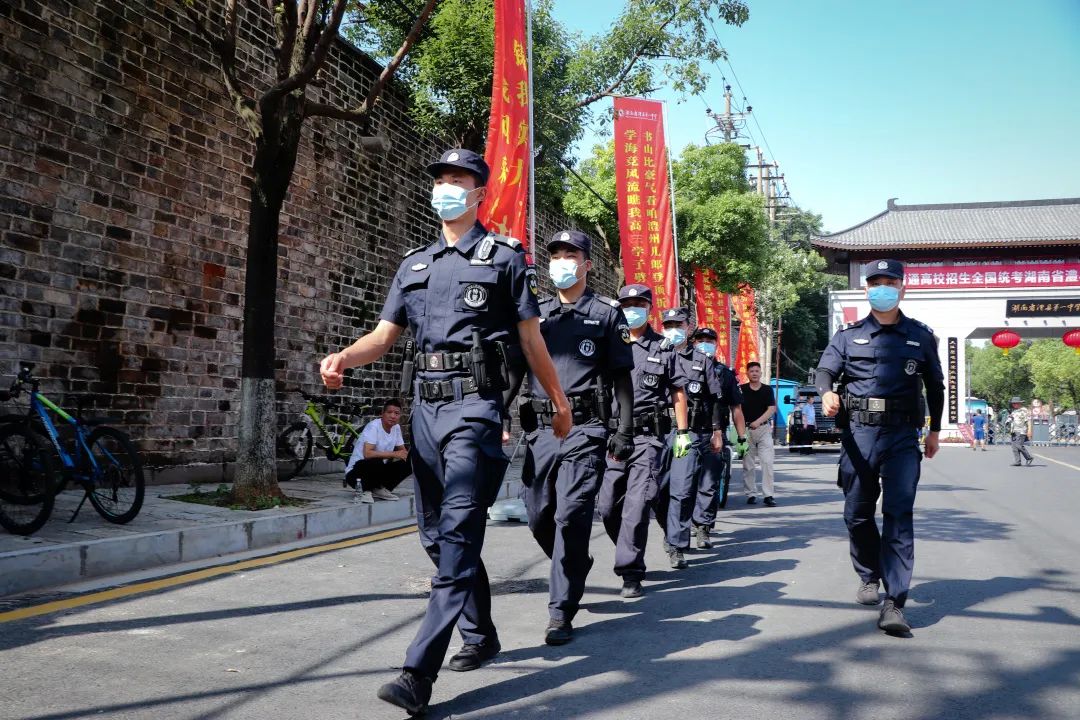 高考首日！警察蜀黍?yàn)椤板ⅰ弊o(hù)航！(圖5)