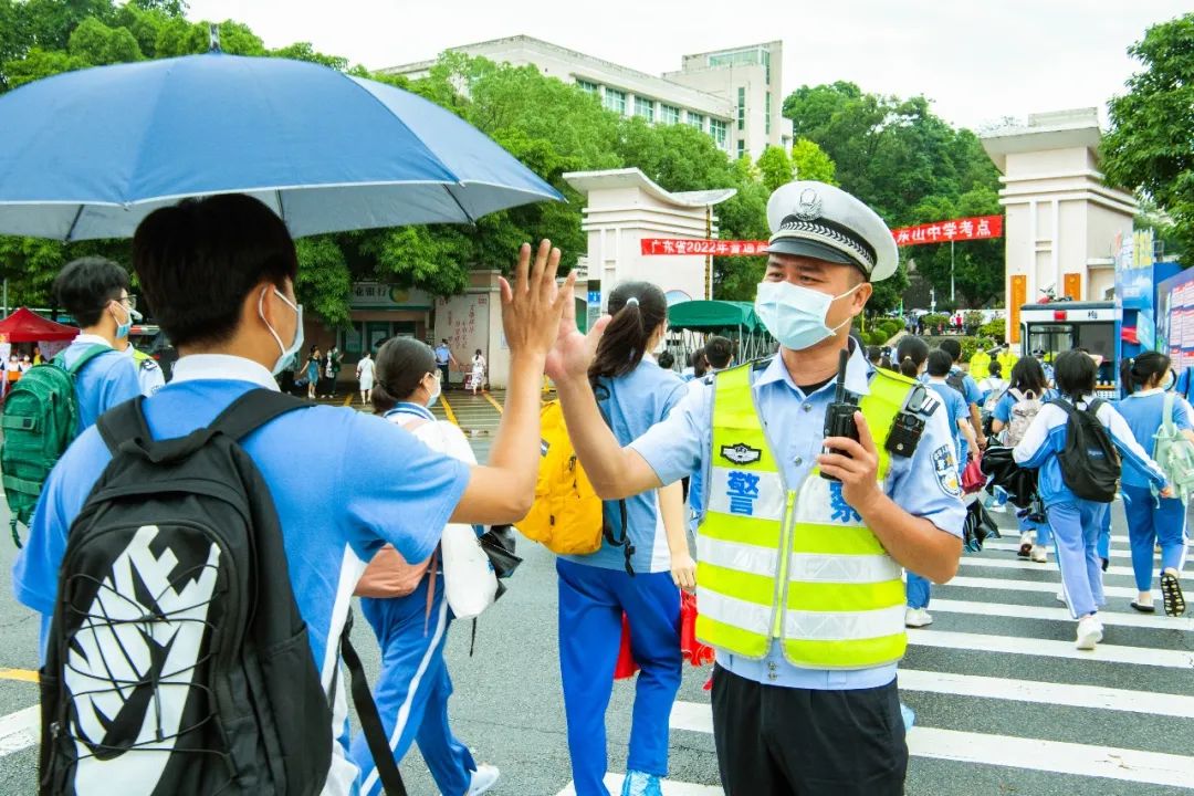 護(hù)航高考丨每一個(gè)瞬間，留下的是感動(dòng)……(圖1)