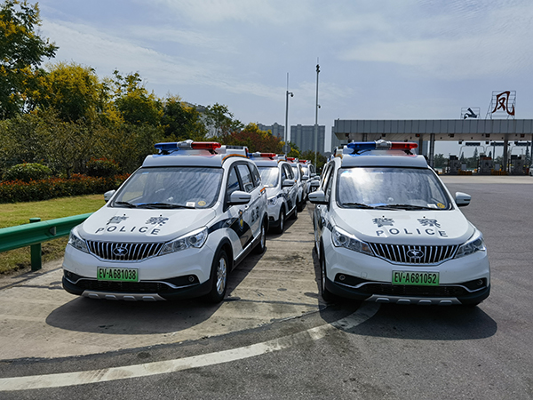 安徽鳳臺縣電動巡邏車上崗執(zhí)勤(圖1)