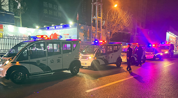 警燈閃爍  守護平安||河南商丘電動巡邏車上崗守護萬家燈火(圖2)