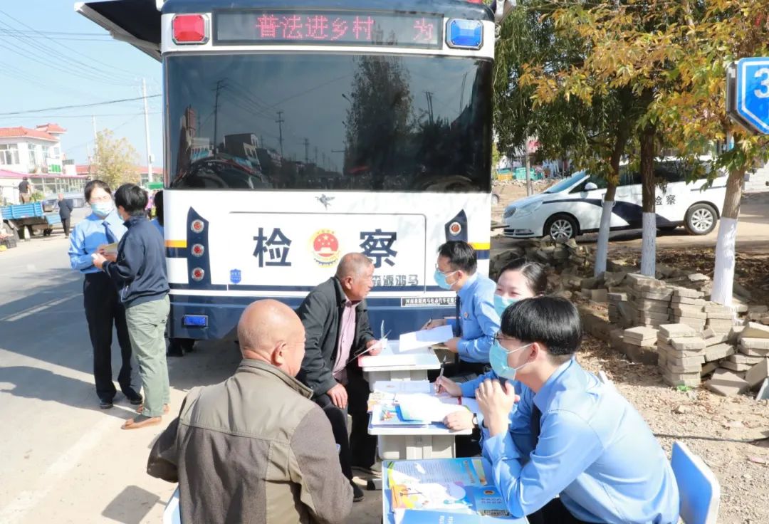 檢察為民又添新助手——檢察直通車將法治服務(wù)送到村民家門口(圖2)