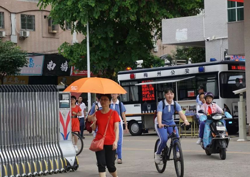 森源鴻馬移動警務(wù)車進(jìn)校園 為師生提供更全面的服務(wù)(圖2)