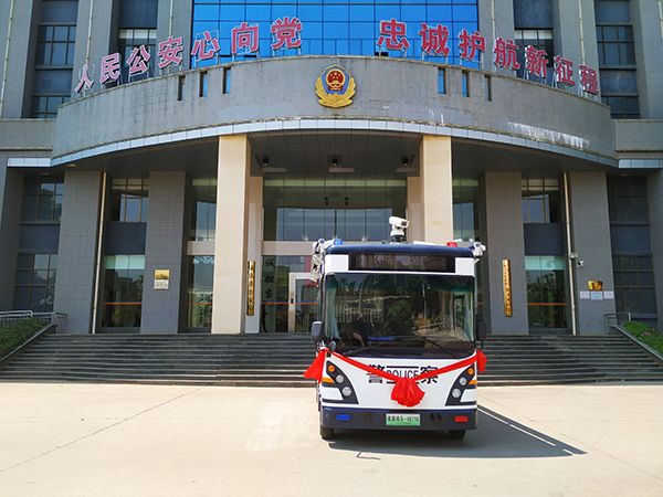 云南流動(dòng)警務(wù)車“站崗執(zhí)勤”守護(hù)平安(圖1)